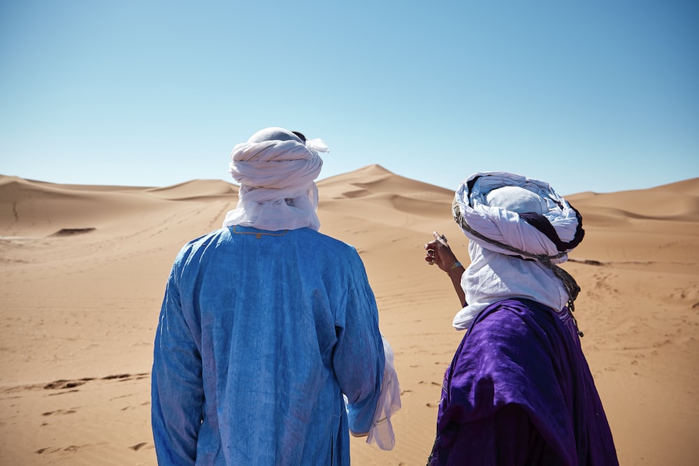 zwei Personen, die in der Wüste stehen