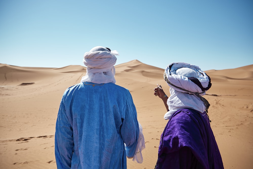 duas pessoas em pé no deserto