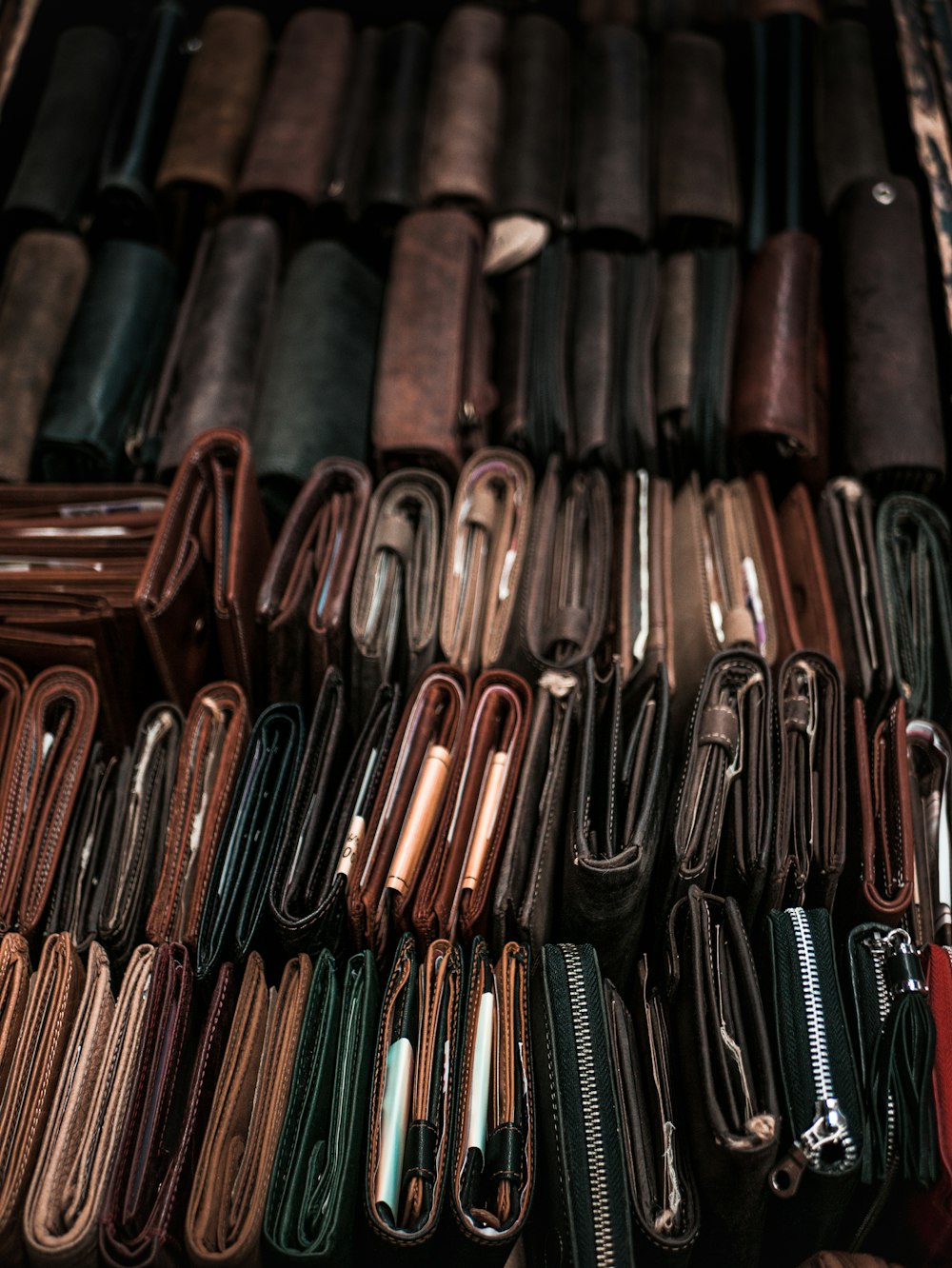 Foto lote de carteras bifold de piel en varios colores – Imagen Carteras  gratis en Unsplash