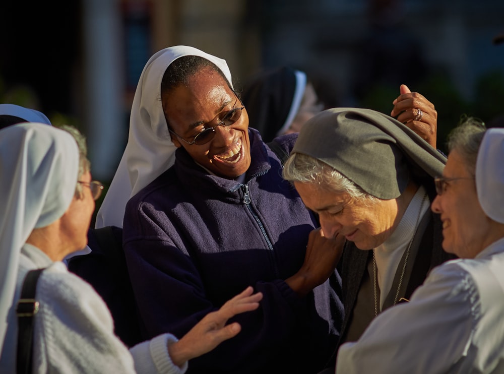 Foto de enfoque selectivo de un grupo de monjas