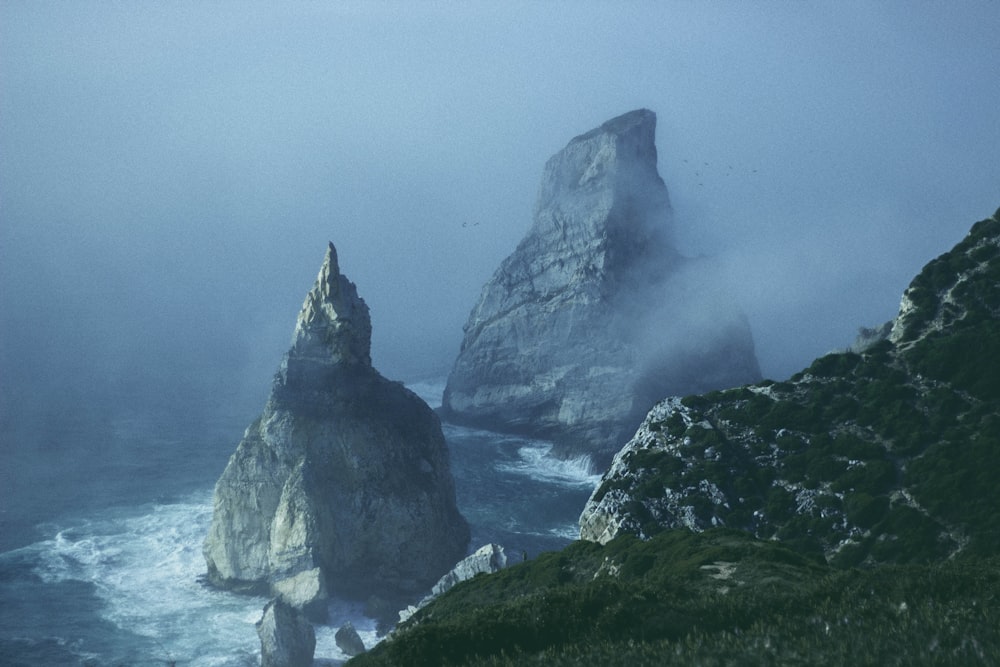 Photographie de vue aérienne de roche dans un plan d’eau