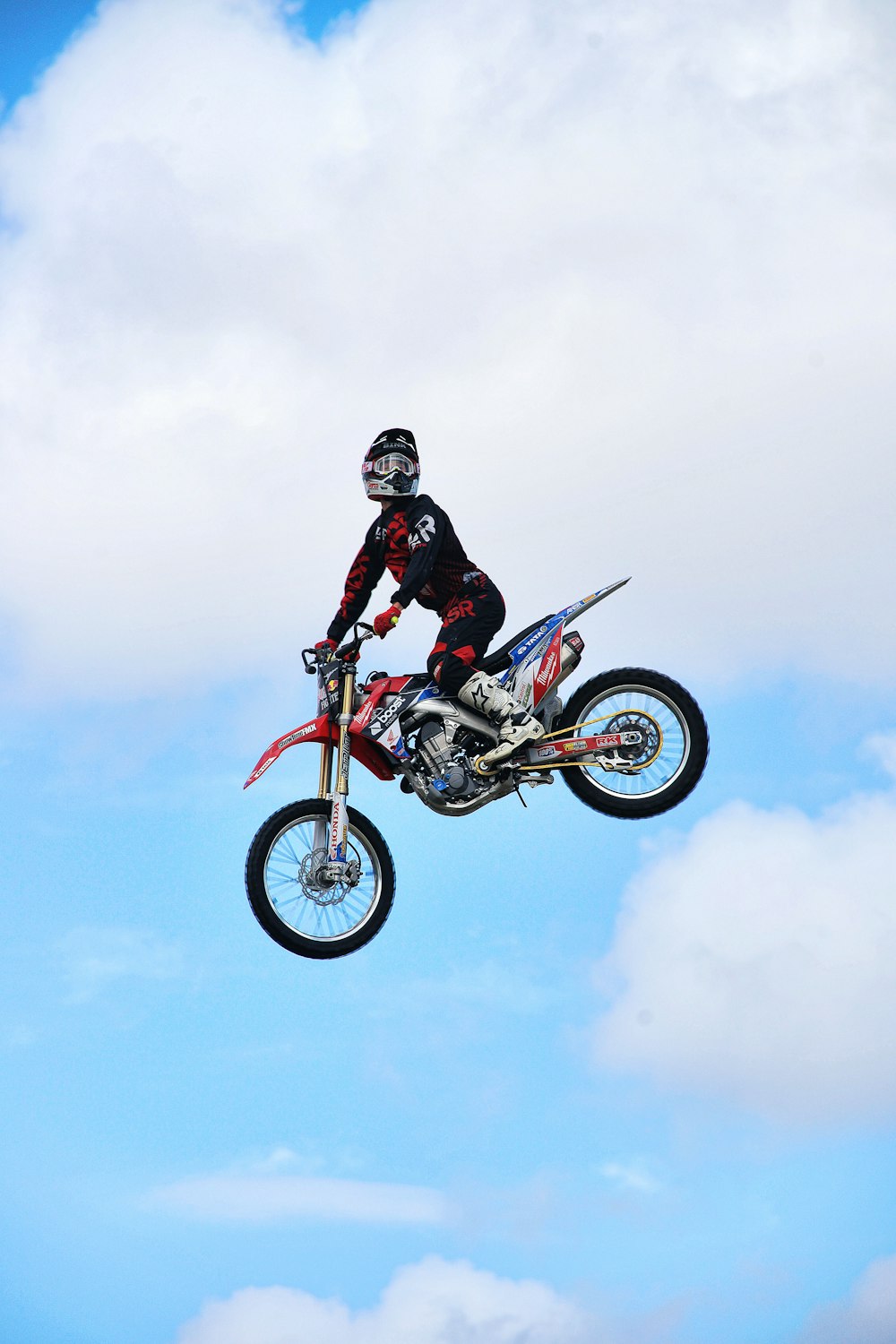 homme conduisant une moto tout-terrain dans l’air