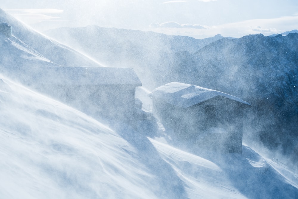 Deux cabanes recouvertes de neige