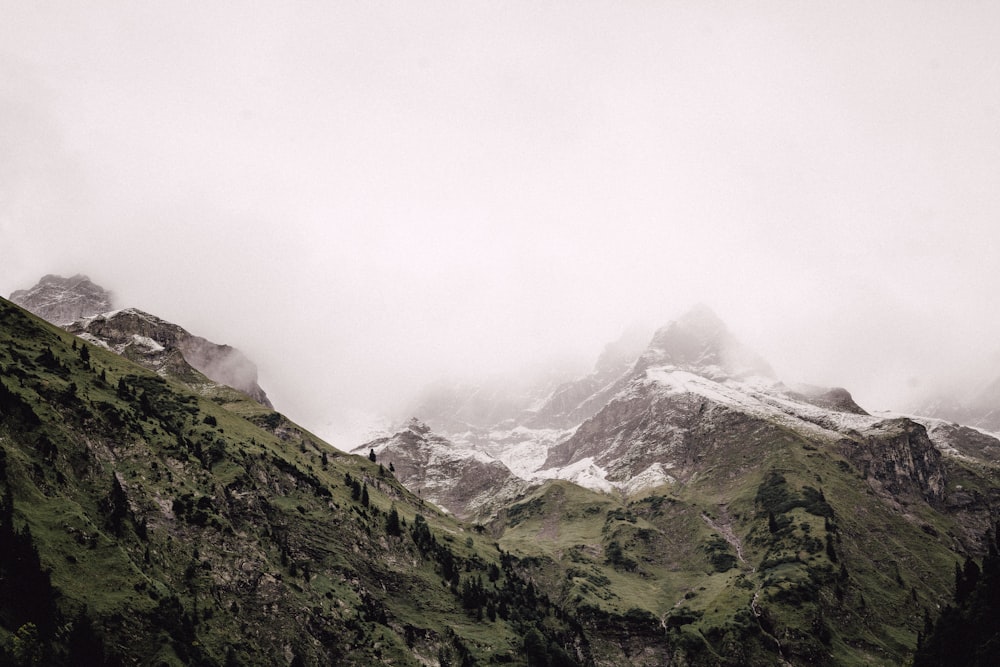 Vista del paisaje de la montaña cubierta de nieve