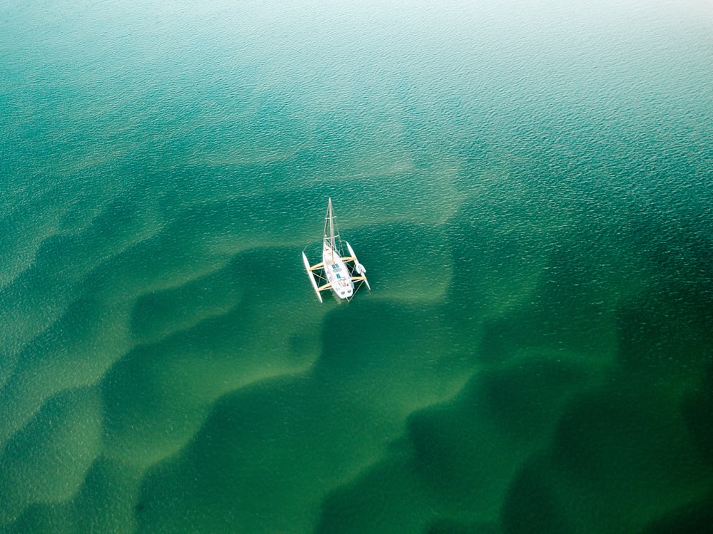 Bote blanco en el cuerpo de agua durante el día