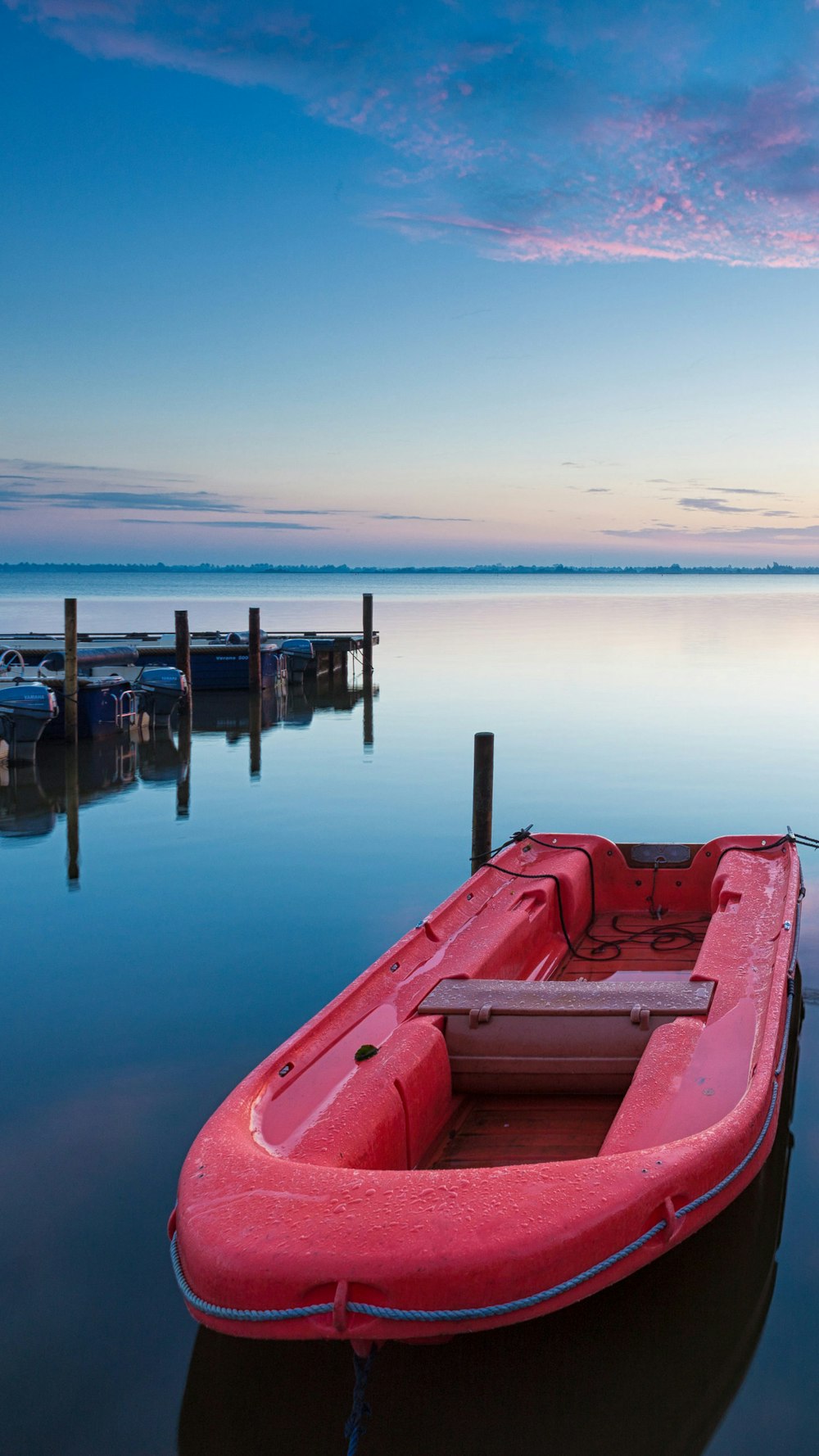 Rotes Rettungsboot an der Promenade angedockt