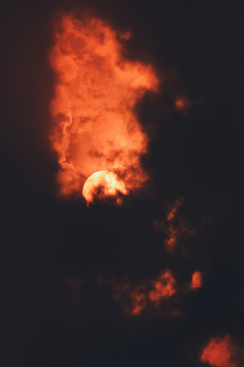 Luna llena roja cubierta por nubes