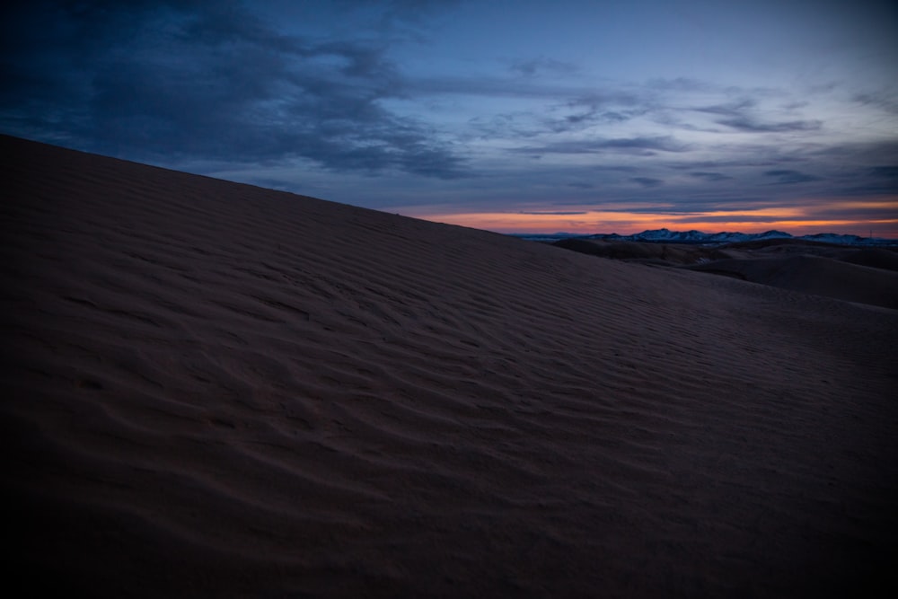 areia do deserto sob o céu alaranjado