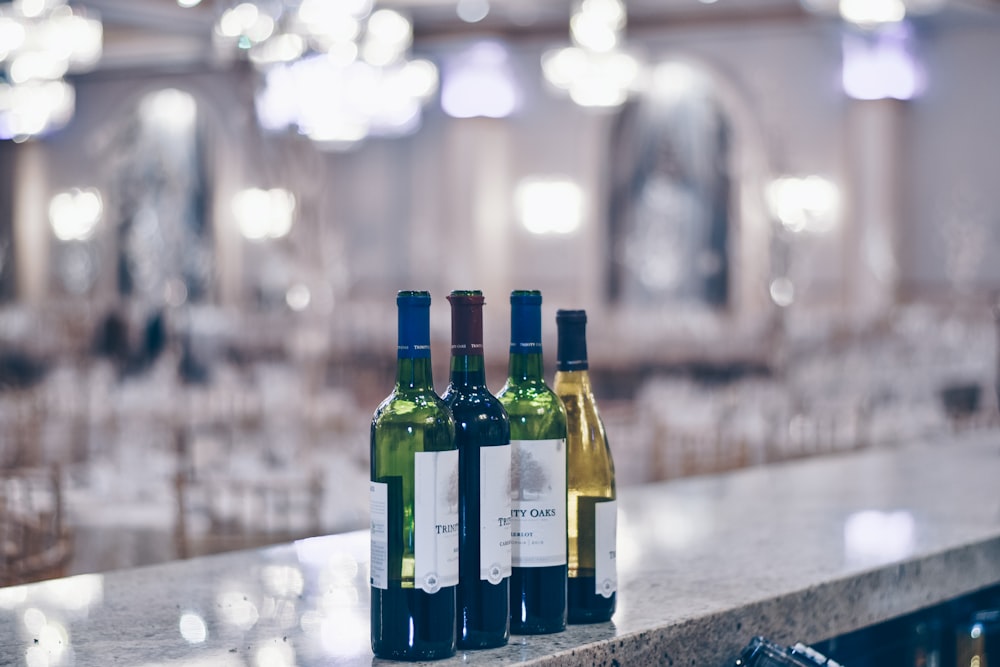 Photographie de bouteilles de vin avec mise au point peu profonde