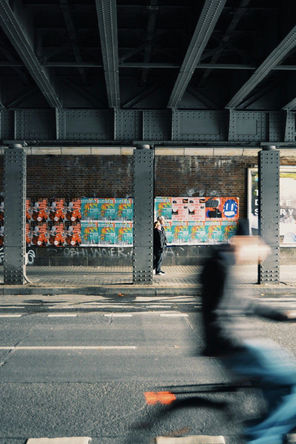 Zeitrafferfoto eines Mannes, der auf dem Fahrrad auf der Straße fährt