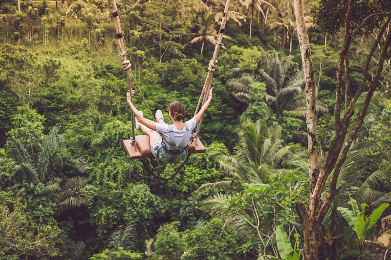 Una viajera en un columpio sobre la selva de Bali