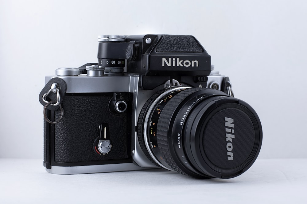 fotocamera DSLR Nikon nera e grigia
