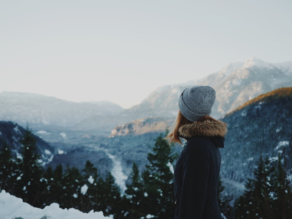 Mulher em pé no campo de neve