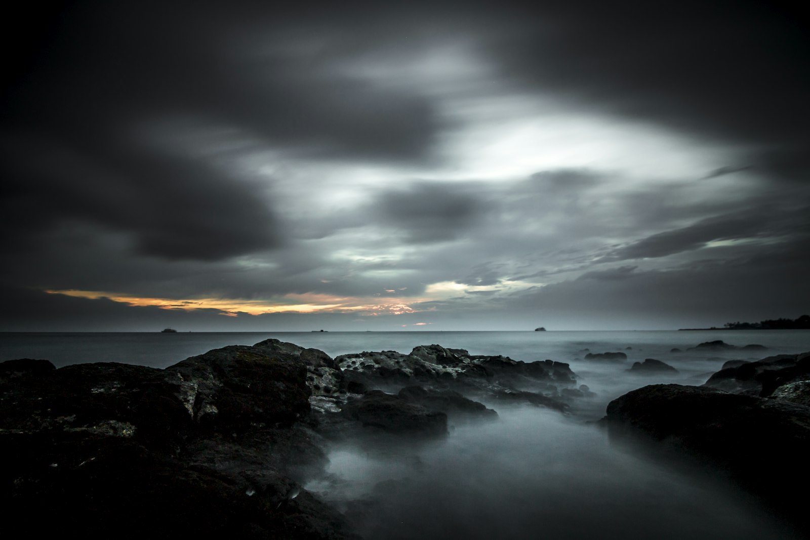 Tokina AT-X Pro 11-16mm F2.8 DX sample photo. Fog-covered rocks wallpaper photography