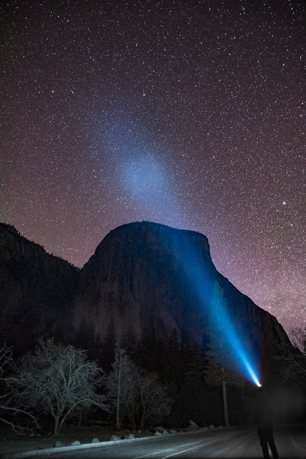 homme utilisant une lampe frontale pendant la nuit