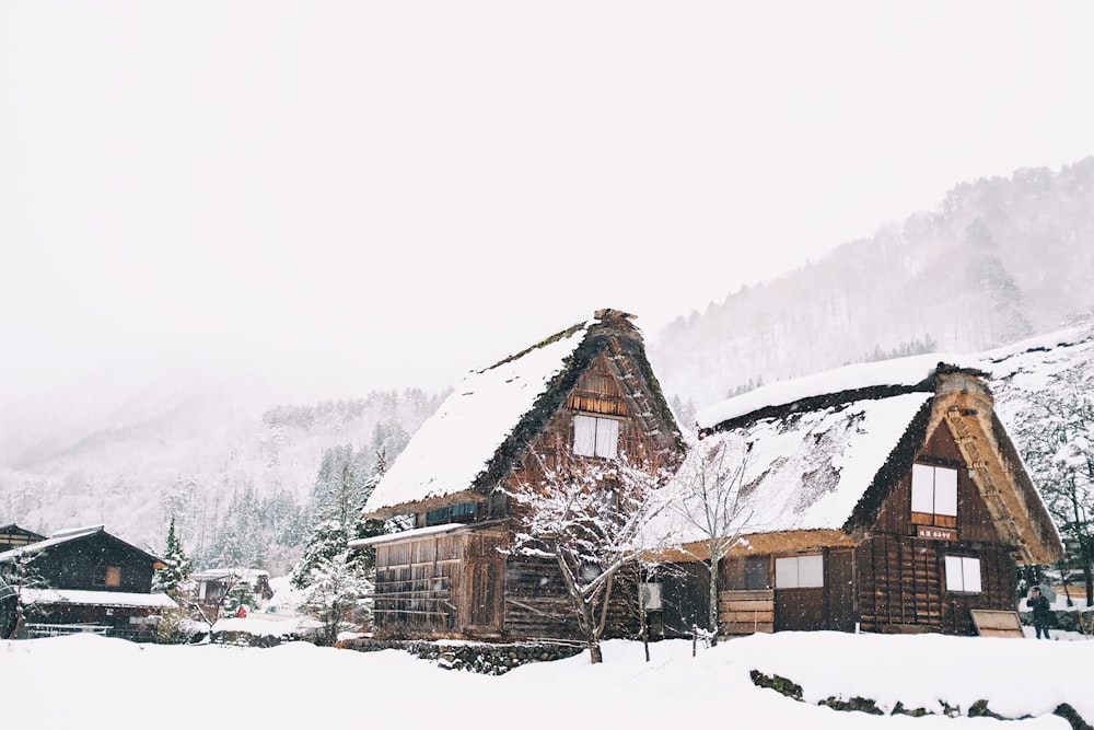 cobertura de casa de madeira com neve