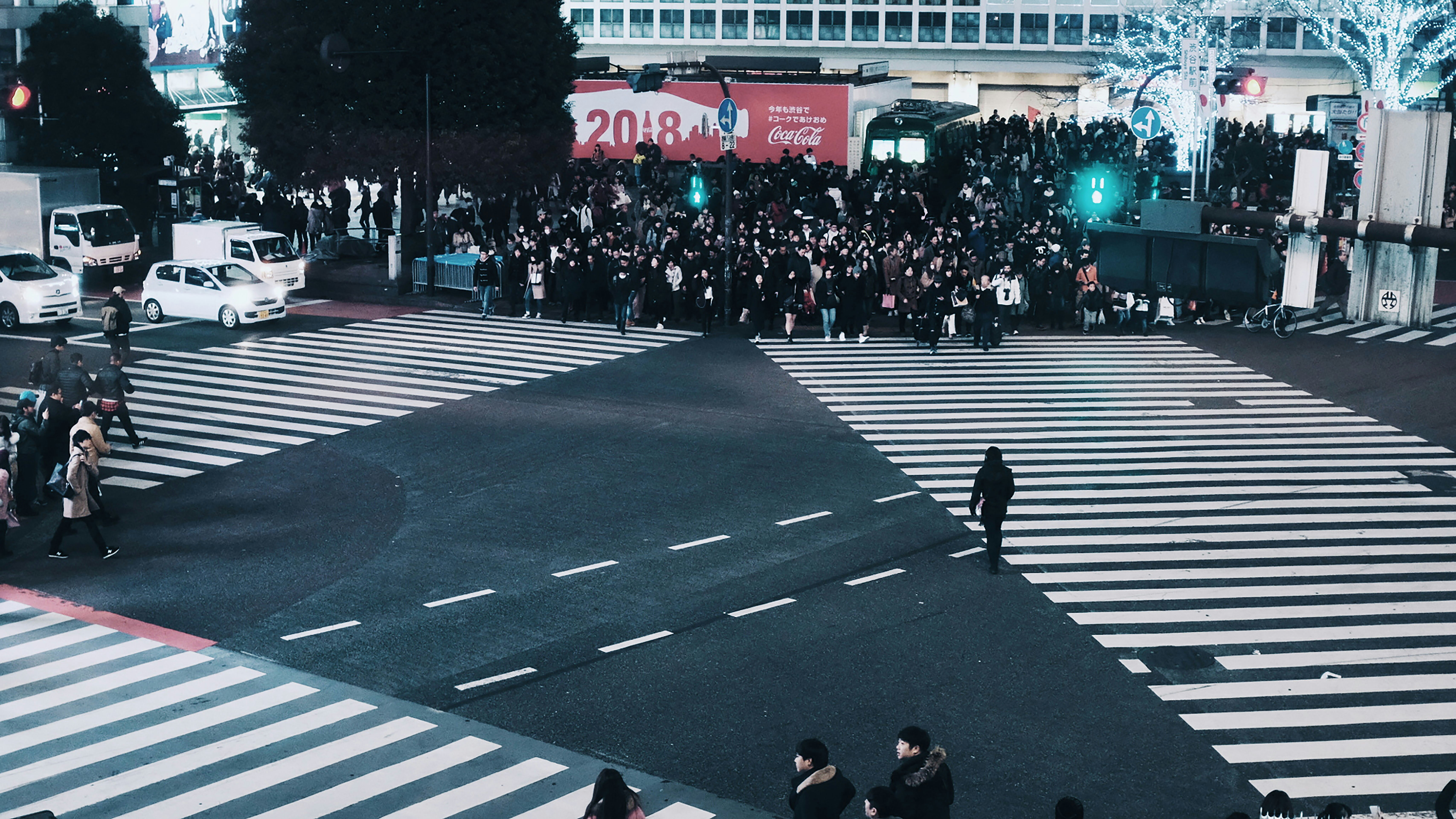 great photo recipe,how to photograph solo scramble, shibuya; people walking while crossing pedestrian lane