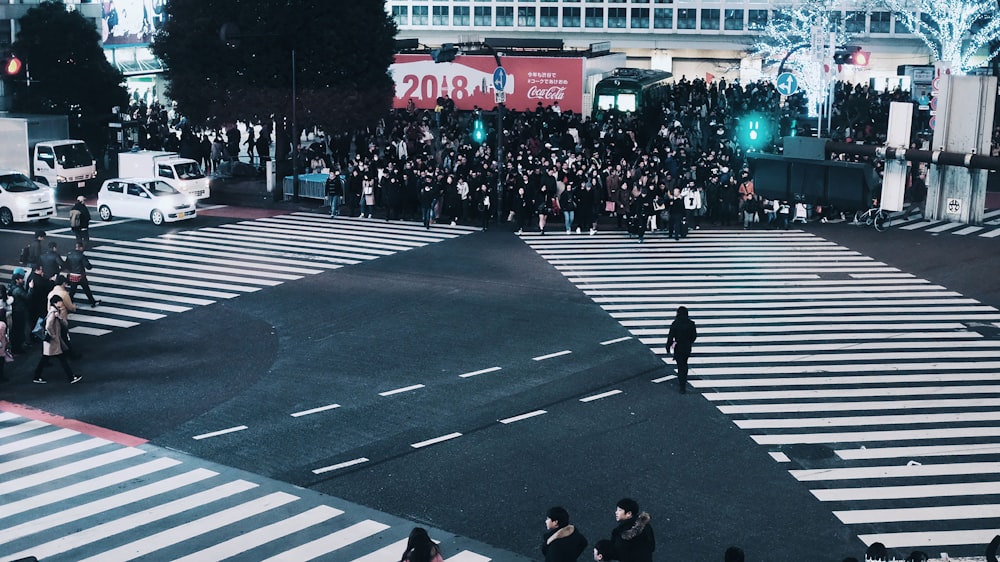 歩行者専用道路を横断しながら歩く人々