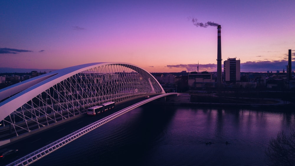 Foto da ponte branca na hora dourada