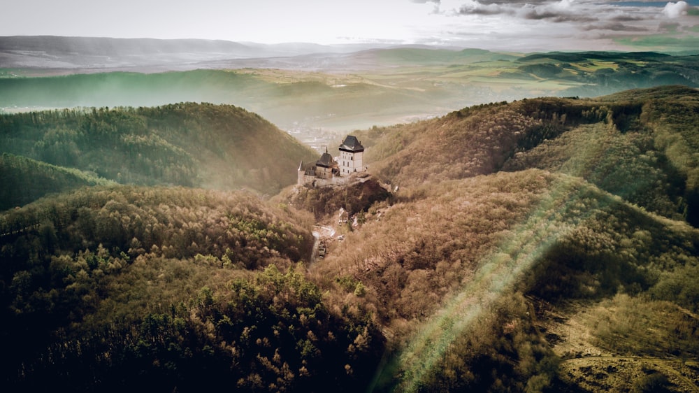 Château entouré de verdure