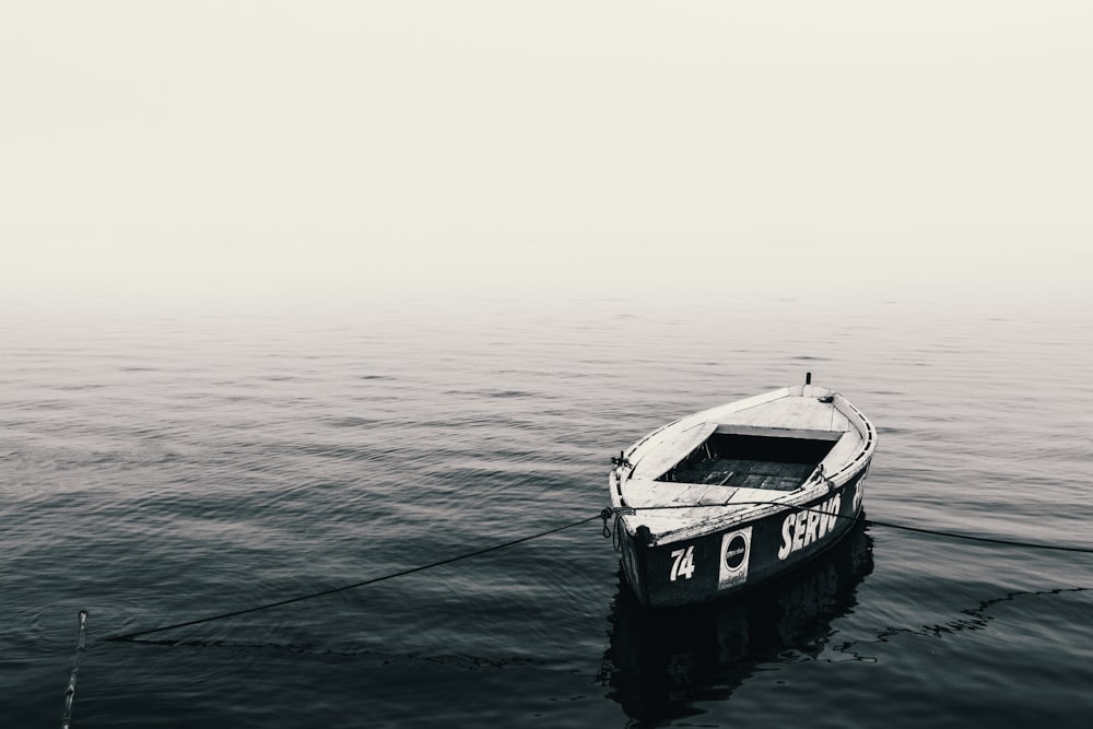 Foto eines weißen Kanus auf einem Gewässer
