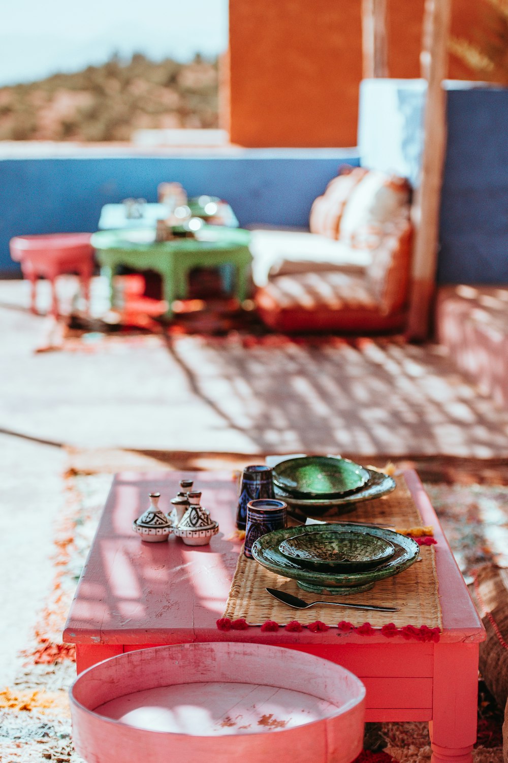 Photographie sélective de la mise au point des tasses traditionnelles sur table basse