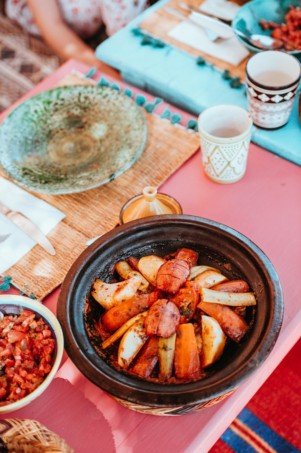 테이블 위의 접시 옆에있는 그릇에 맛을 낸 음식