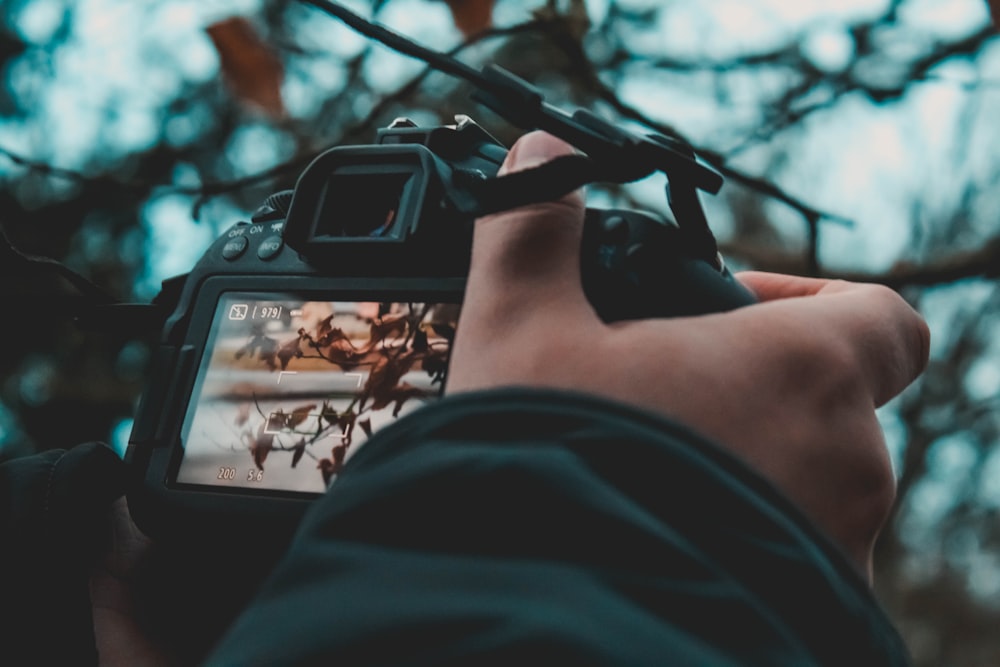 persona que usa una cámara DSLR