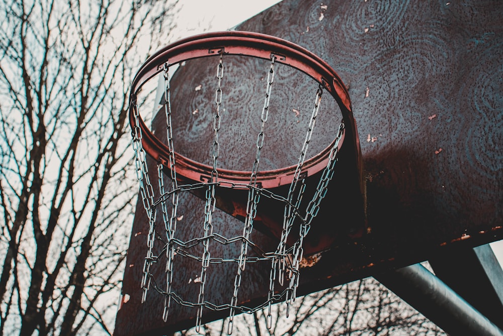 Fotografia de foco raso do anel de basquete marrom e vermelho