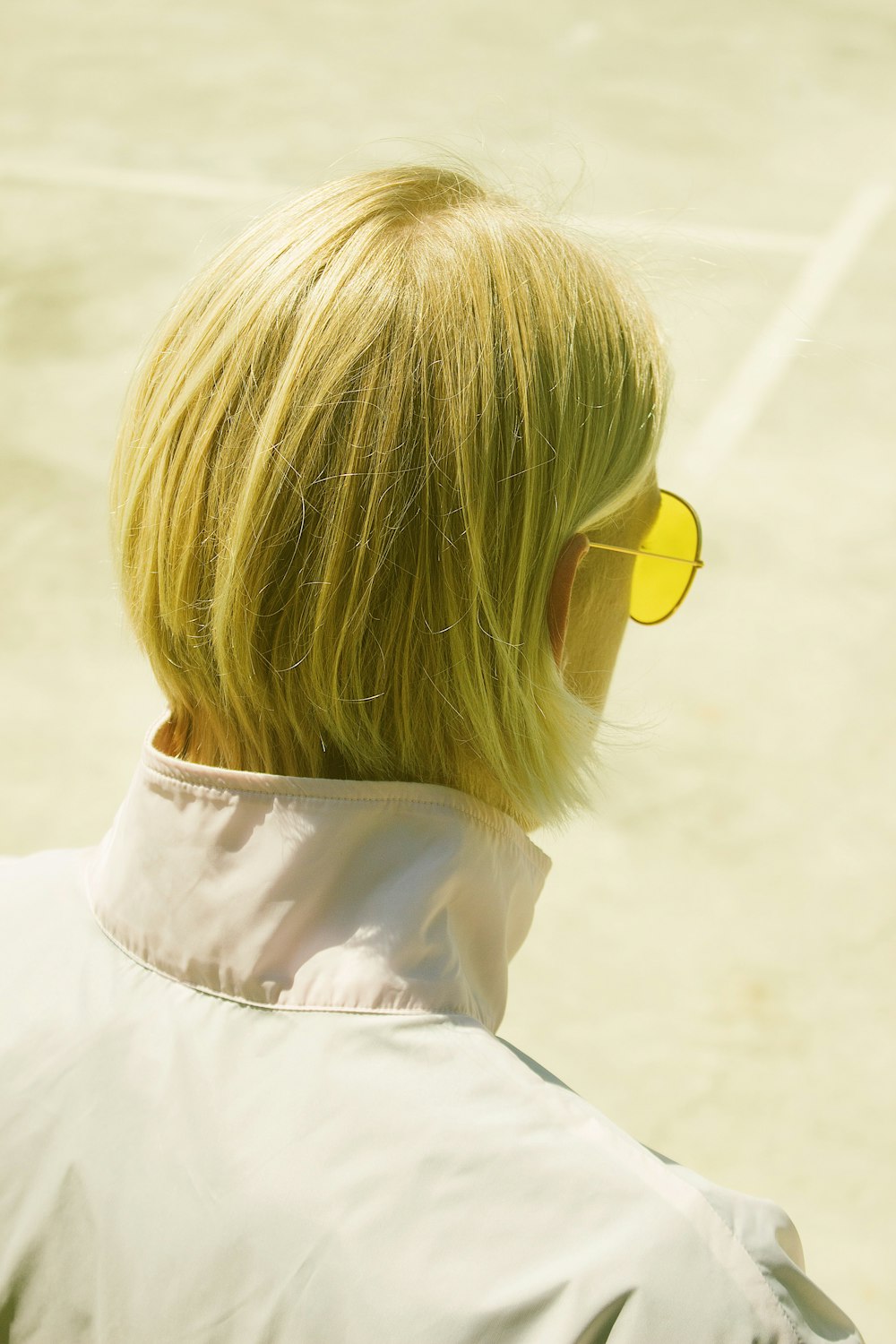 pessoa usando óculos de sol amarelos