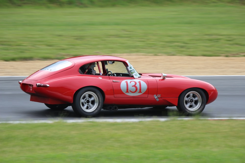 Coupé rouge sur la chaussée pendant la journée