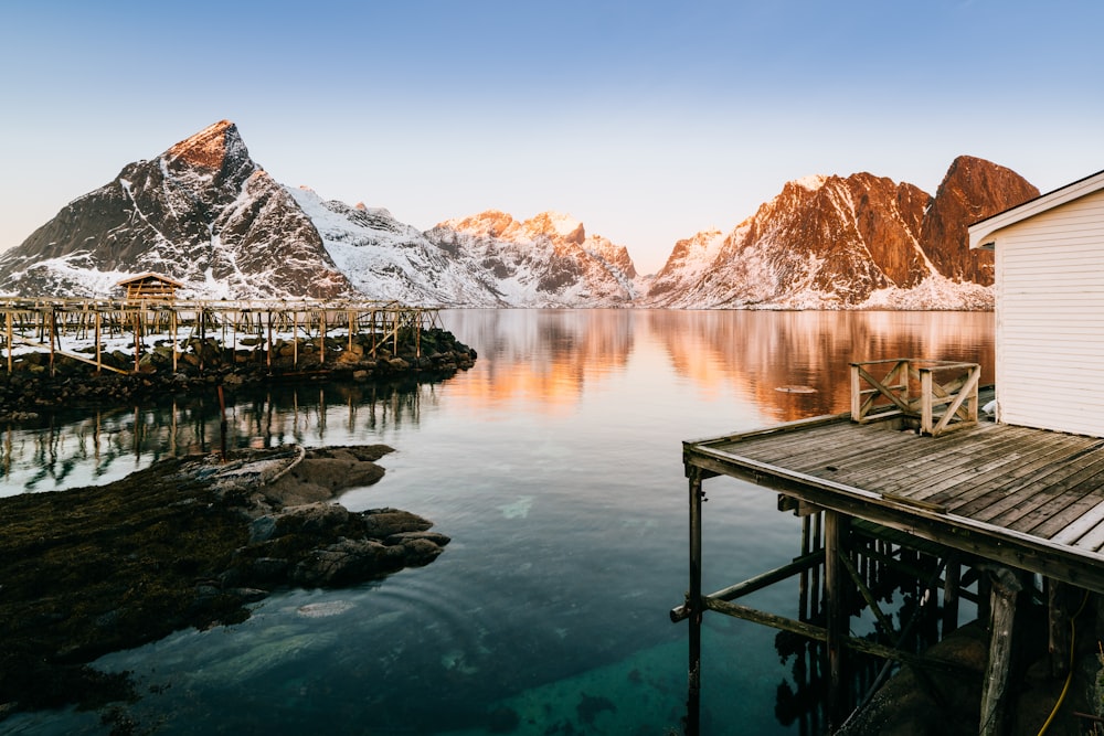 山の手前の水域の風景写真