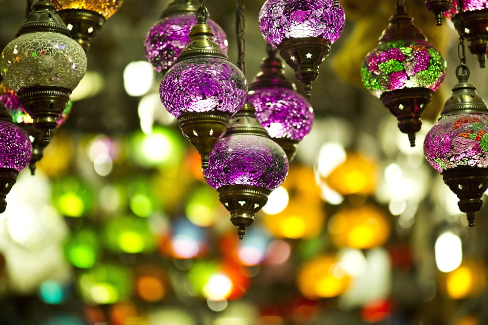 Lampes suspendues violettes