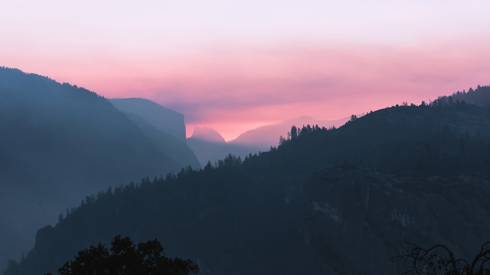 Montaña del bosque durante la puesta de sol