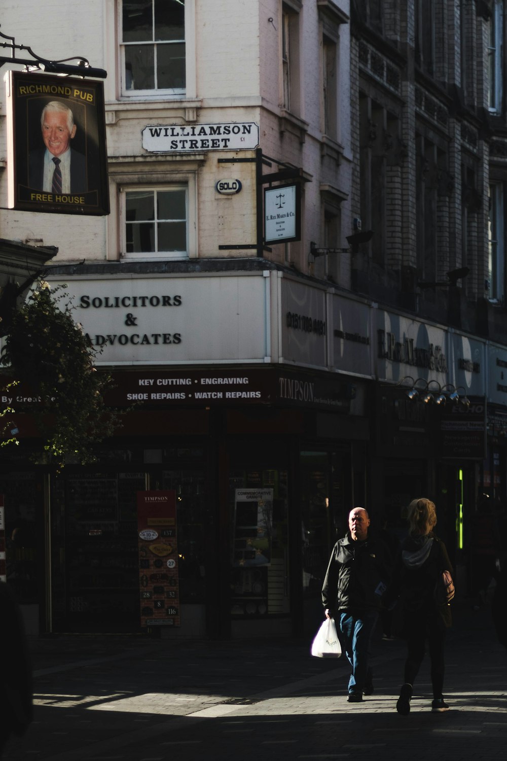 hombre y mujer caminando por la calle Willliamson