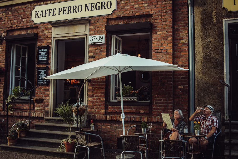 Mann und Frau sitzen auf der Terrasse des Kaffe Perro Negro