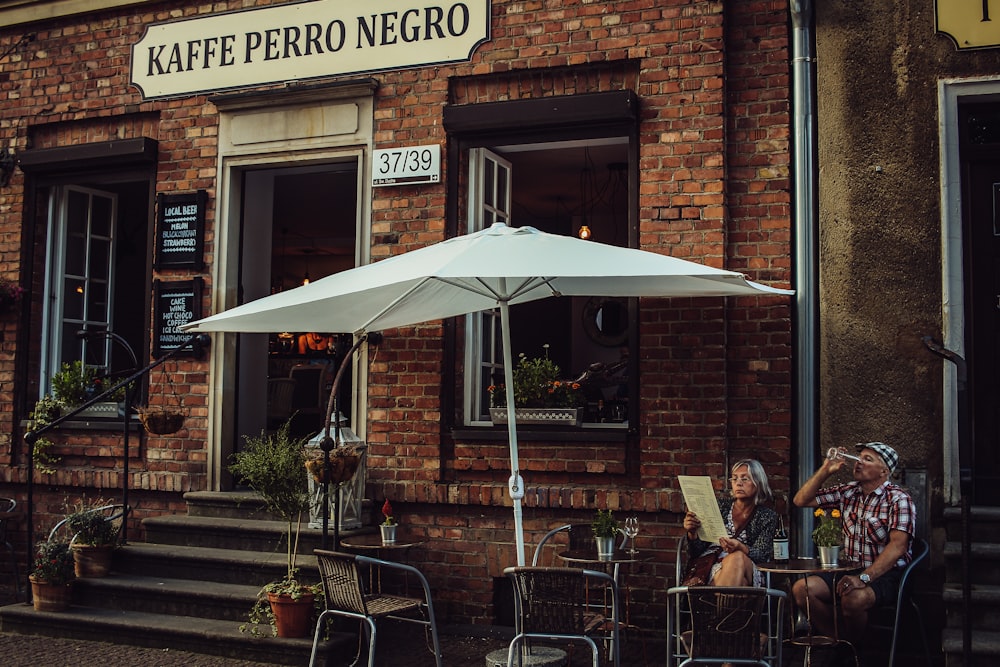 hombre y mujer sentados en el patio de Kaffe Perro Negro