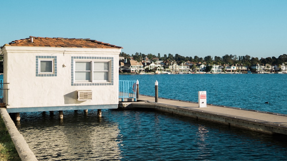 Casa pintada de blanco en el cuerpo de agua