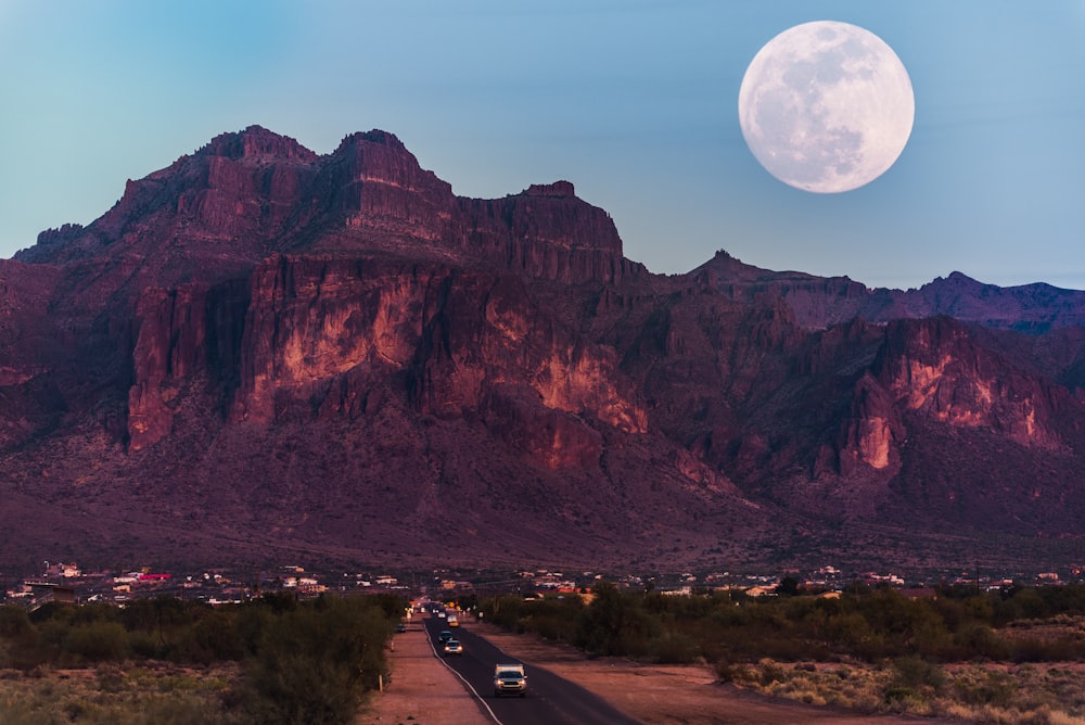 fotografia di paesaggio della montagna marrone sotto la luna