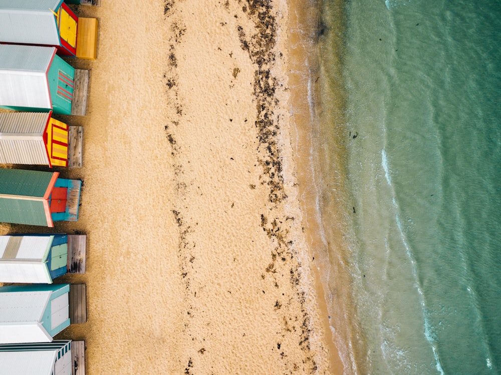 Photographie aérienne de la plage de jour