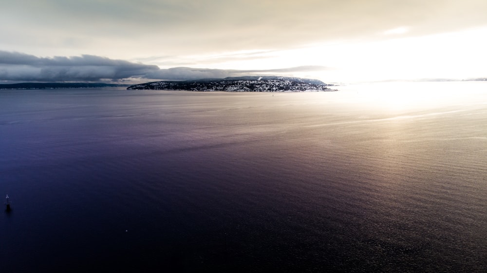 Photographie panoramique de l’île dans l’océan