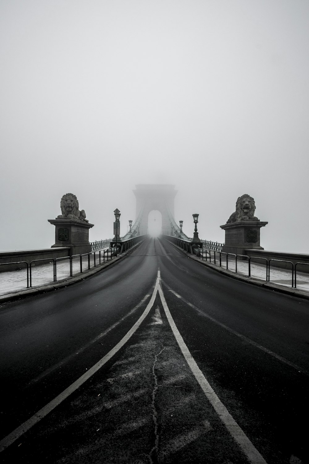 Pont avec statues de lions