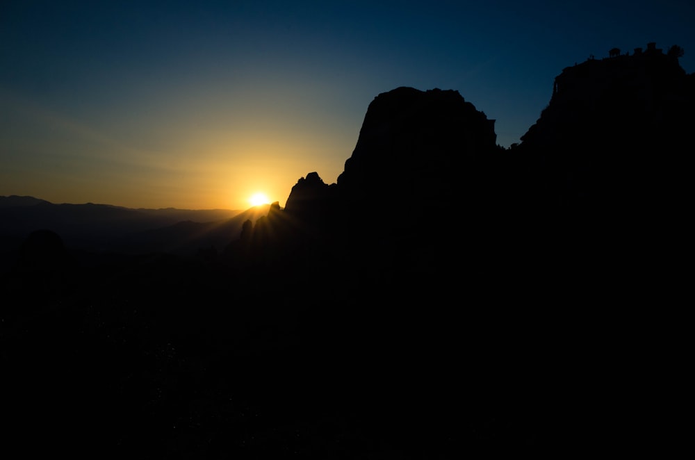 silhouette de montagne au coucher du soleil