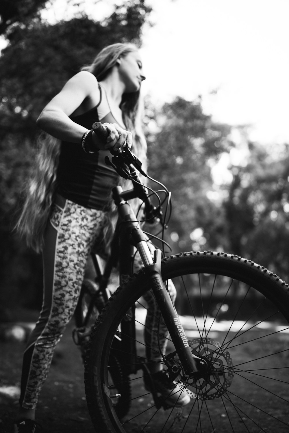 木の近くで自転車に乗る女性