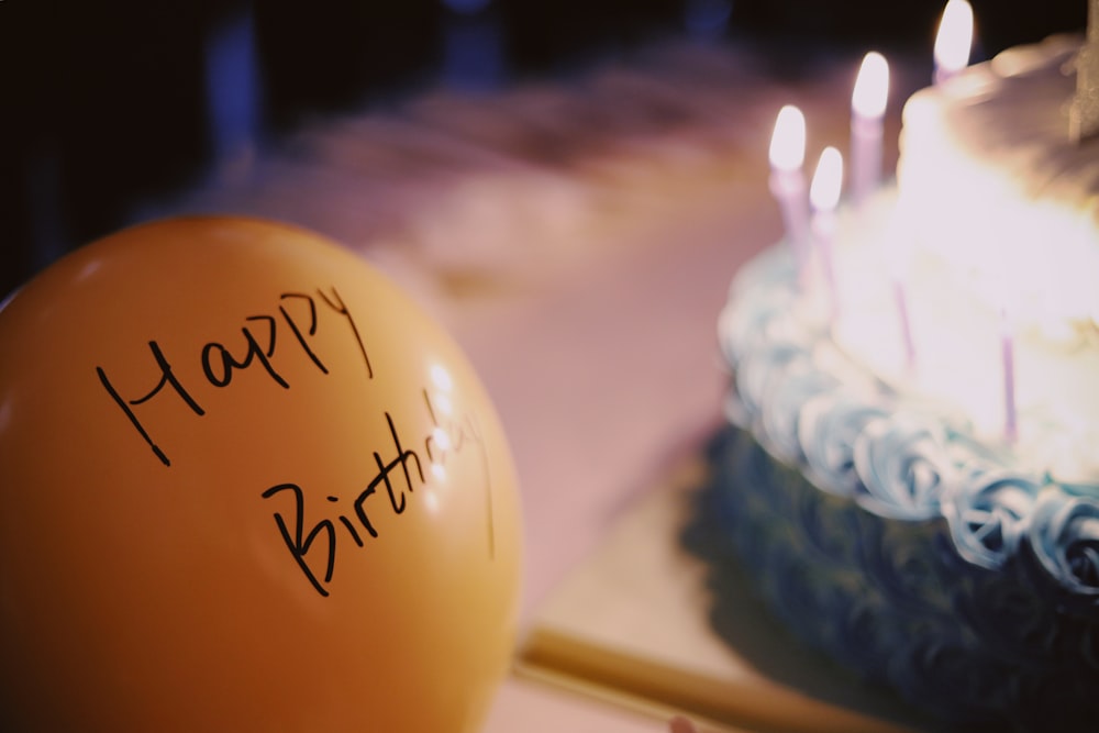 ballon jaune près du gâteau