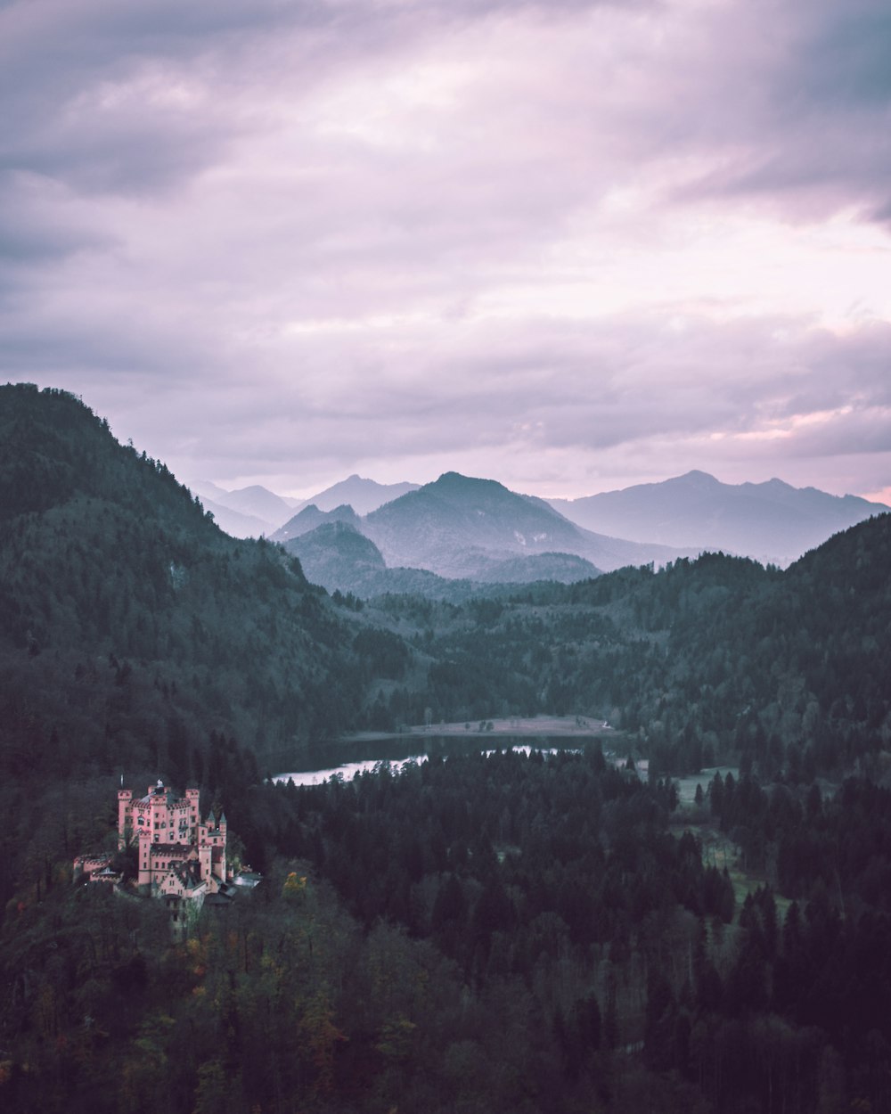 Château sur montagne près d’un plan d’eau