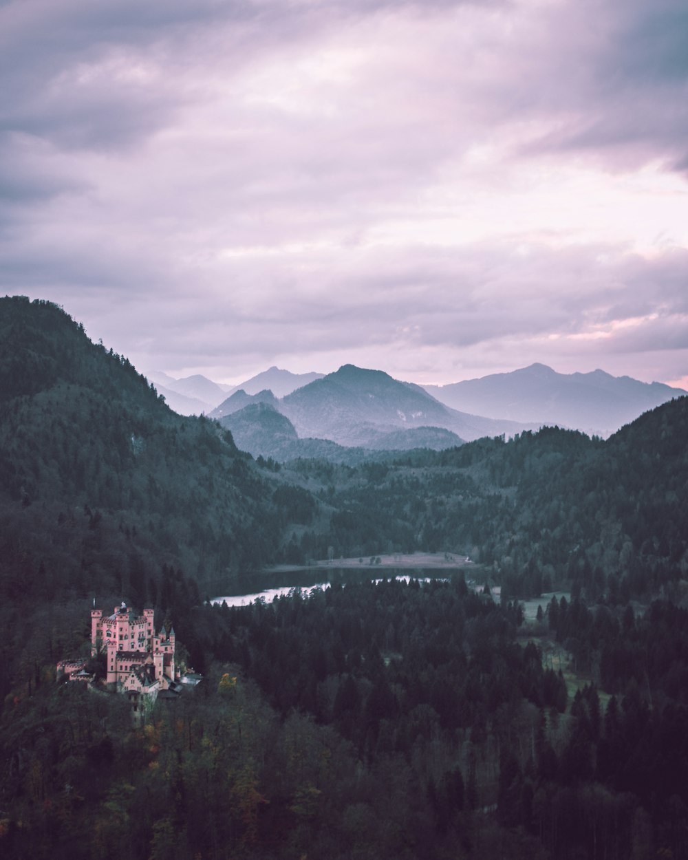 Castelo na montanha perto do corpo de água