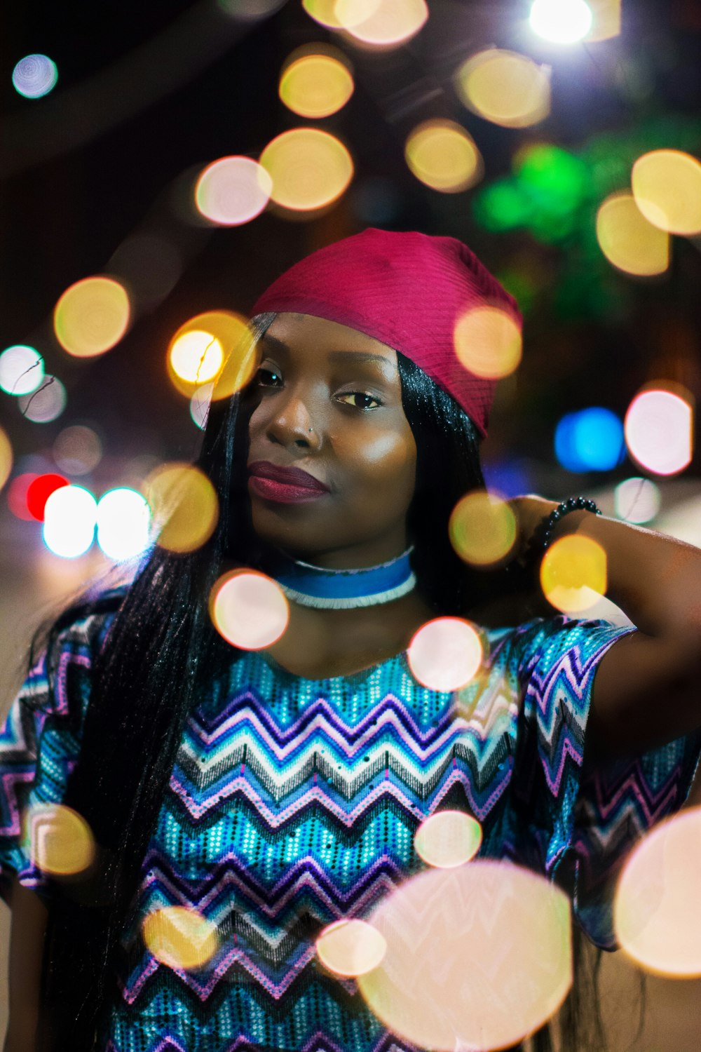 bokeh fotografia da mulher ondulando seu cabelo