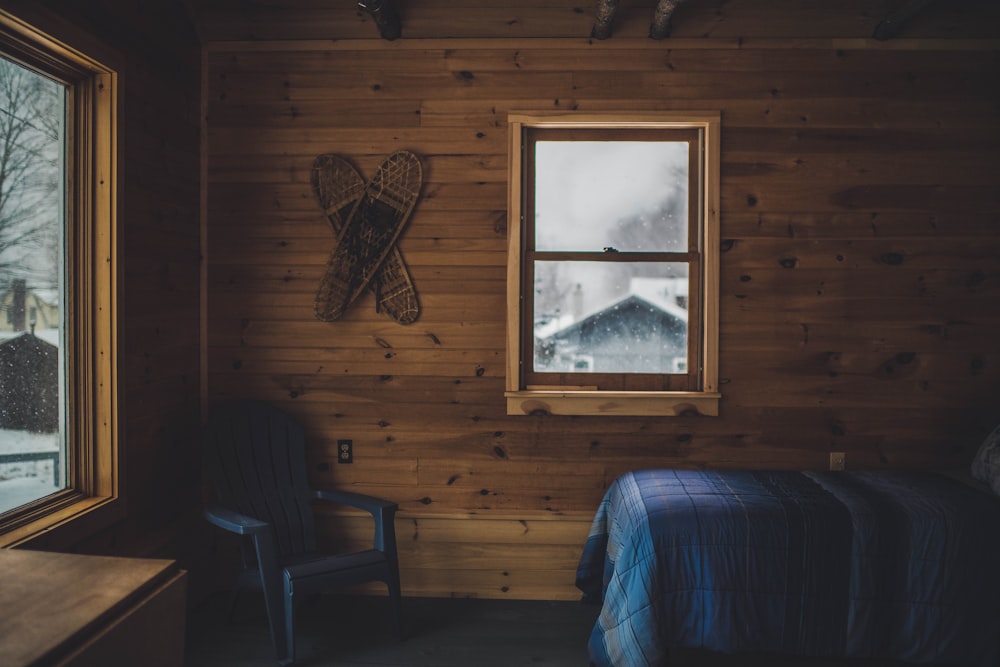 leeres Bett neben geschlossenem Fenster