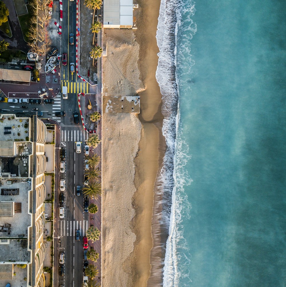 Photographie aérienne du bord de mer près de la ville pendant la journée